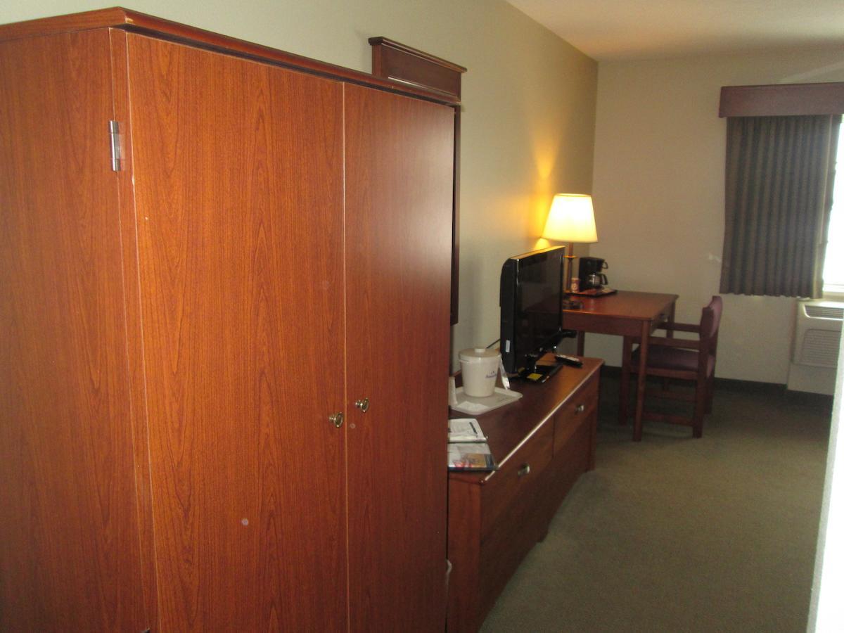 Americinn By Wyndham Charlevoix Esterno foto