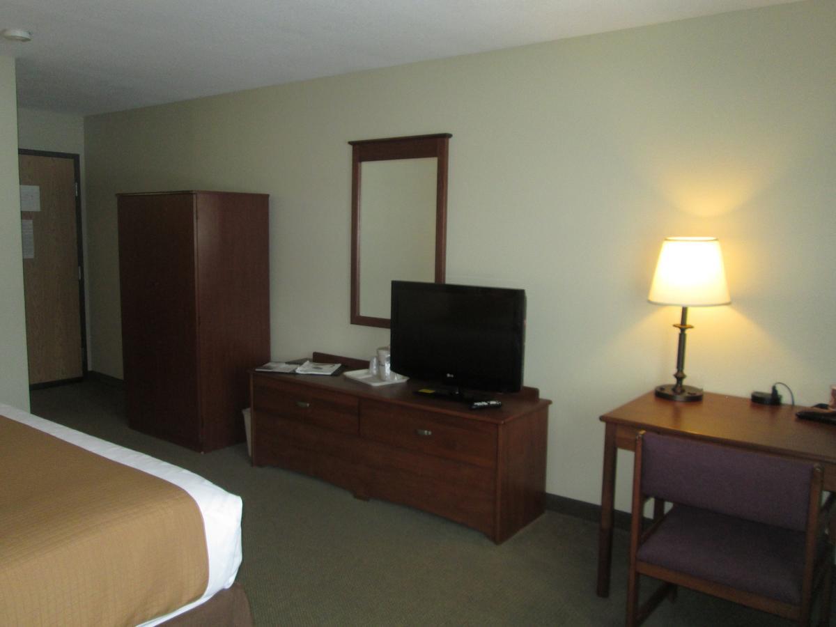Americinn By Wyndham Charlevoix Esterno foto